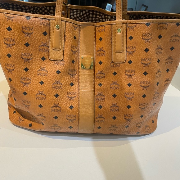MCM Liz large reversible tote with clutch and extra strap. Great condition - Picture 12 of 15